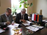 Starosta Zielonogórski Ireneusz Plechan i Przewodniczący Stowarzyszenia Touristische Gebiets-gemeinschaft NEISSELAND Wolfgang Michel podpisują wniosek