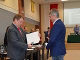 gratulacje składane na ręce dr. n. med. Tomasza Janika